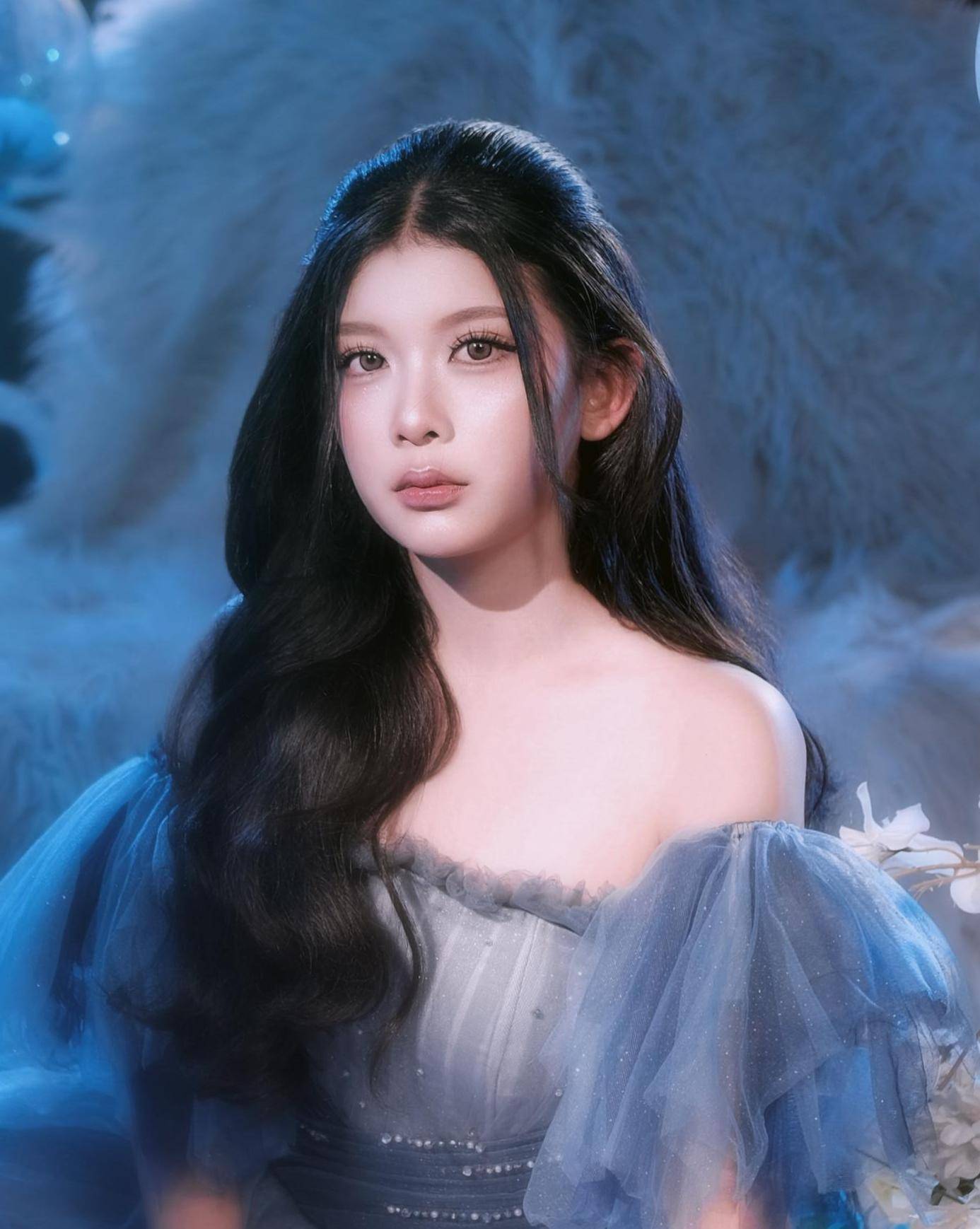 Felicia Linelle Adrian ( Tjhie Feng Hung  )