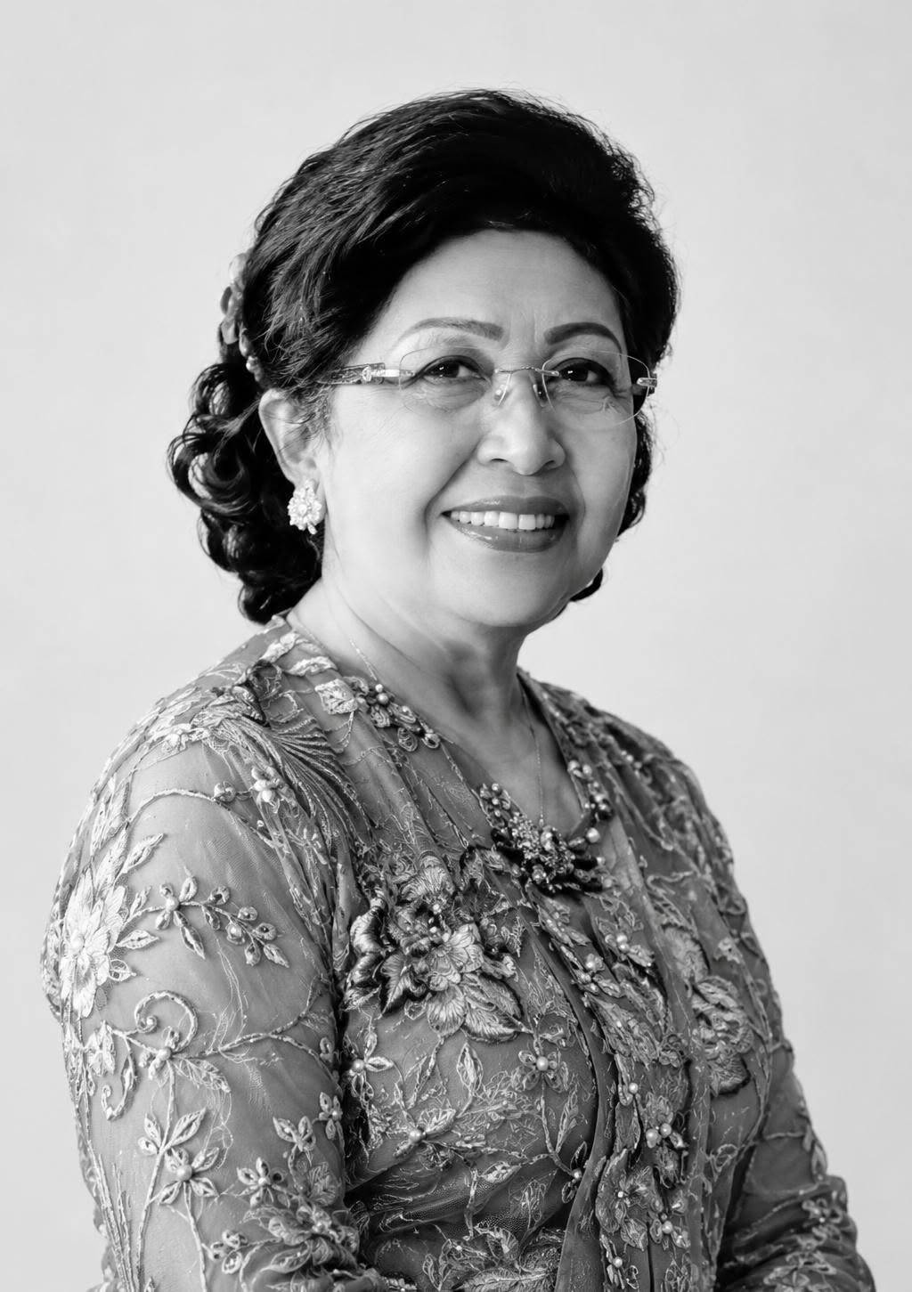 Ny. R. Annie br. Siahaan ( Ompu Louis boru )